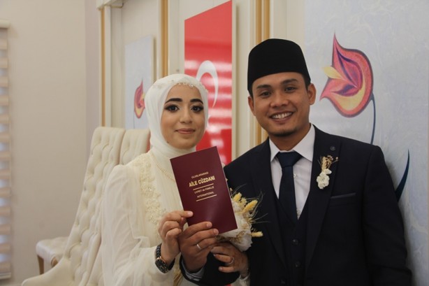 Foto - Endonezya'da tanıştılar, Bursa'da evlendiler