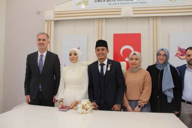 Foto - Endonezya'da tanıştılar, Bursa'da evlendiler