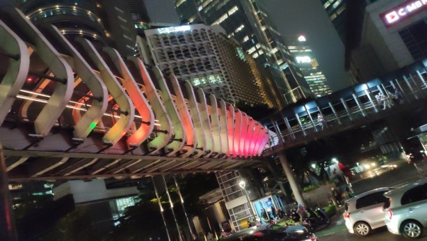 Foto - Endonezya’da yaya köprüleri Filistin bayrağı renkleri ile aydınlatılıyor