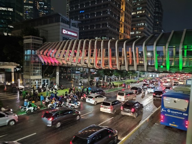 Foto - Endonezya’da yaya köprüleri Filistin bayrağı renkleri ile aydınlatılıyor