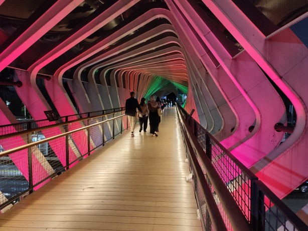 Foto - Endonezya’da yaya köprüleri Filistin bayrağı renkleri ile aydınlatılıyor