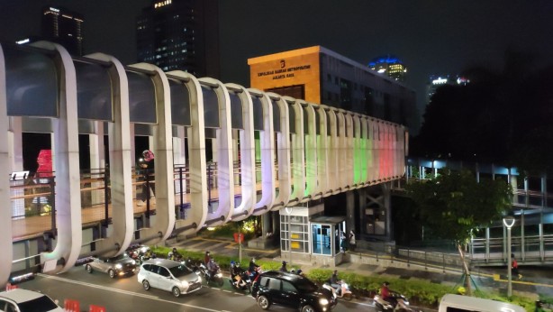 Foto - Endonezya’da yaya köprüleri Filistin bayrağı renkleri ile aydınlatılıyor