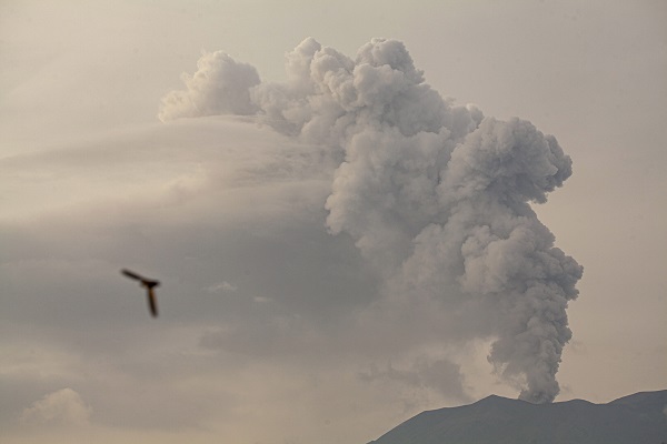 Foto - Endonezya'daki Merapi Yanardağı kül püskürttü