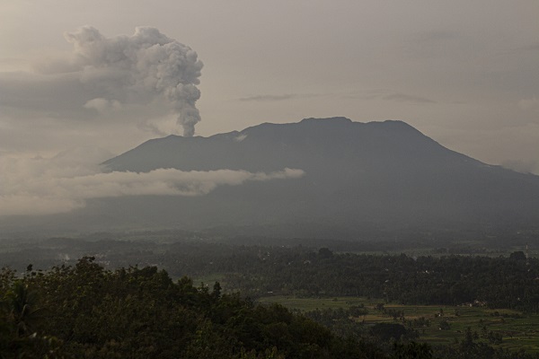 Foto - Endonezya'daki Merapi Yanardağı kül püskürttü