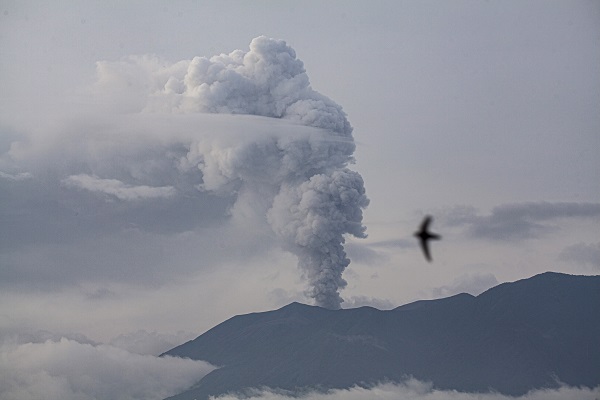 Endonezya'daki Merapi Yanardağı kül püskürttü