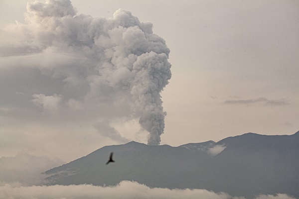 Foto - Endonezya'daki Merapi Yanardağı kül püskürttü