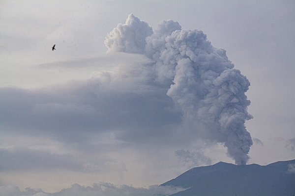 Foto - Endonezya'daki Merapi Yanardağı kül püskürttü