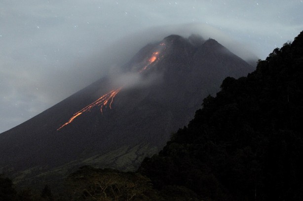 Endonezya'daki yanardağda volkanik hareketlilik
