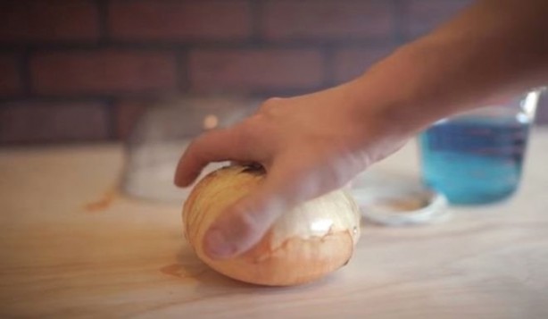 Foto - Enerji içeceği ve soğanla telefonunuzu şarj edin!