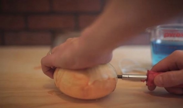 Foto - Enerji içeceği ve soğanla telefonunuzu şarj edin!