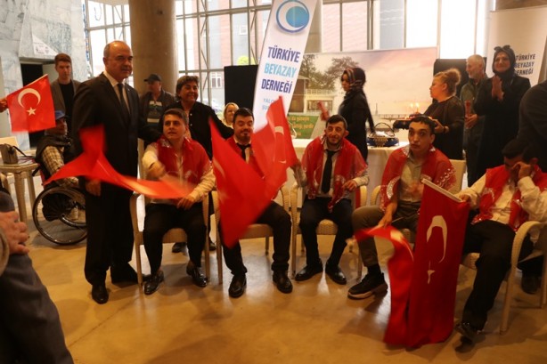 Engelliler için asker eğlencesi