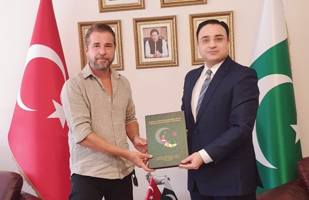 Foto - Engin Altan Düzyatan gelişmeyi böyle duyurdu: İkimizin ismi aynı yerde görünmesin diye çekildik