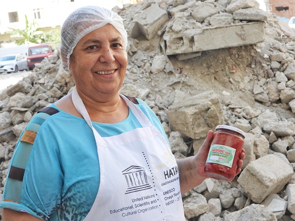 Foto - Enkaz alanı ekmek teknesi oldu