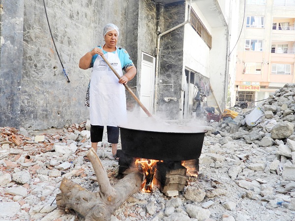 Foto - Enkaz alanı ekmek teknesi oldu