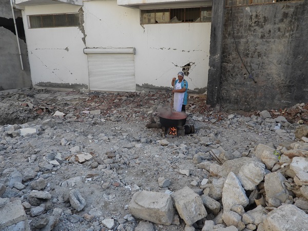 Foto - Enkaz alanı ekmek teknesi oldu