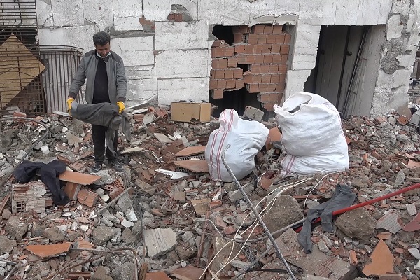 Foto - Enkaz altında arayış sürüyor! Molozların altına tek tek bakıyorlar