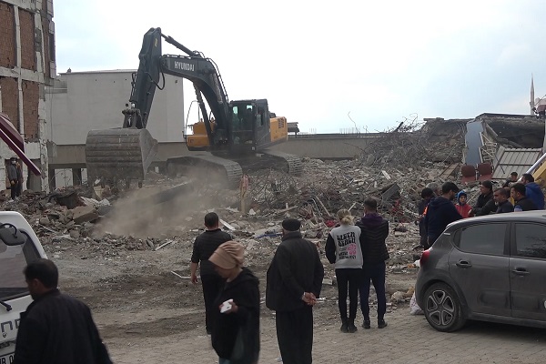 Foto - Enkaz altında arayış sürüyor! Molozların altına tek tek bakıyorlar