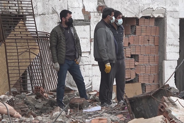 Foto - Enkaz altında arayış sürüyor! Molozların altına tek tek bakıyorlar