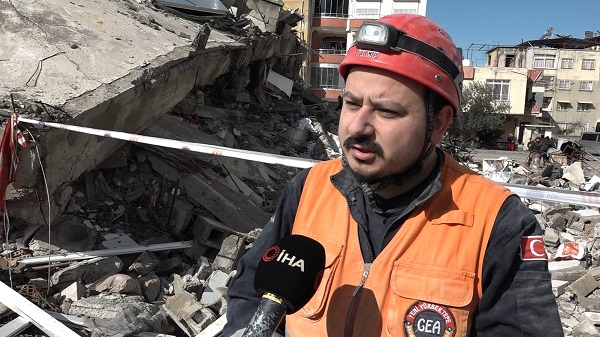 Foto - Enkaz altında hayata böyle tutundu! Göçükten türkü sesleri yükseldi 