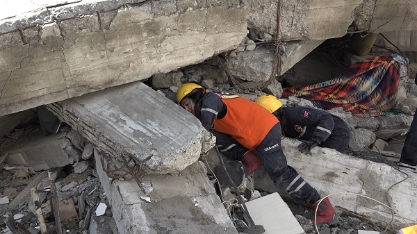 Foto - Enkaz altında hayata böyle tutundu! Göçükten türkü sesleri yükseldi 
