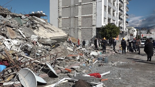 Foto - Enkaz altında hayata böyle tutundu! Göçükten türkü sesleri yükseldi 