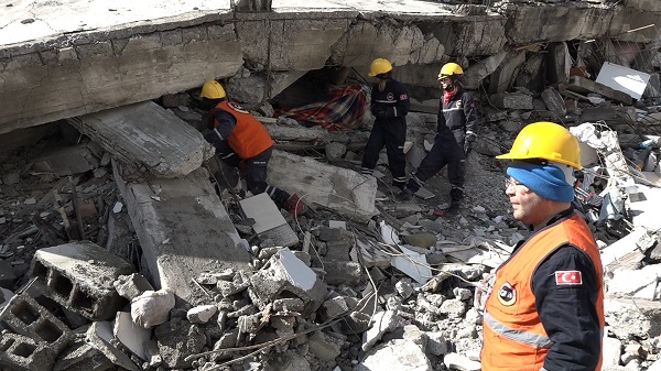 Enkaz altında hayata böyle tutundu! Göçükten türkü sesleri yükseldi 