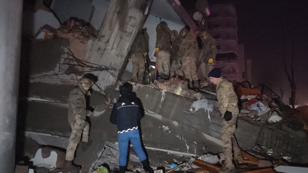 Foto - Enkaz altında kalan AK Partili Milletvekili Taş'ı arama çalışmaları sürüyor