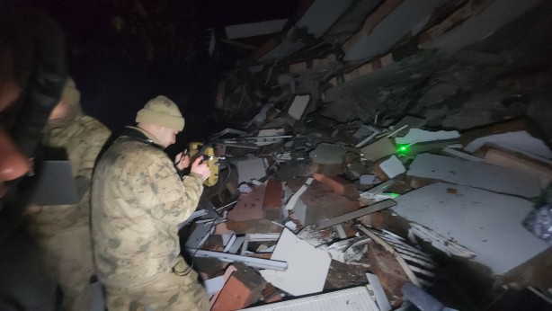 Enkaz altında kalan AK Partili Milletvekili Taş'ı arama çalışmaları sürüyor