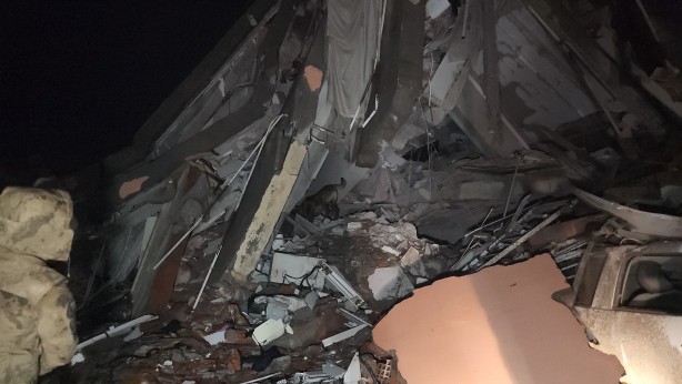 Foto - Enkaz altında kalan AK Partili Milletvekili Taş'ı arama çalışmaları sürüyor