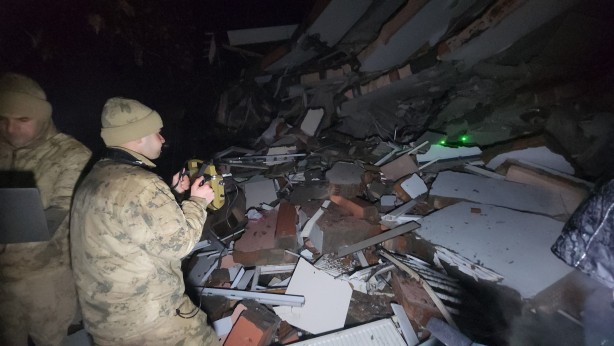 Foto - Enkaz altında kalan AK Partili Milletvekili Taş'ı arama çalışmaları sürüyor