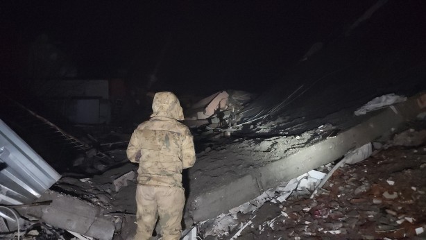 Foto - Enkaz altında kalan AK Partili Milletvekili Taş'ı arama çalışmaları sürüyor