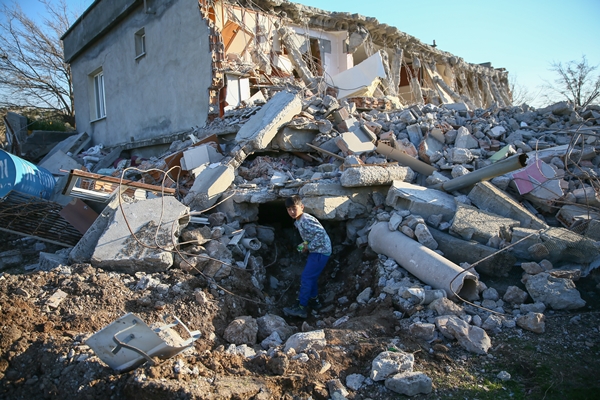 Foto - Enkaz altında kalan kuzularına günler sonra kavuştu