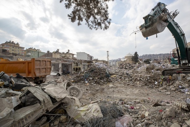 Foto - Enkaz başında koltuk değnekleriyle 3 yaşındaki kızını bekliyor