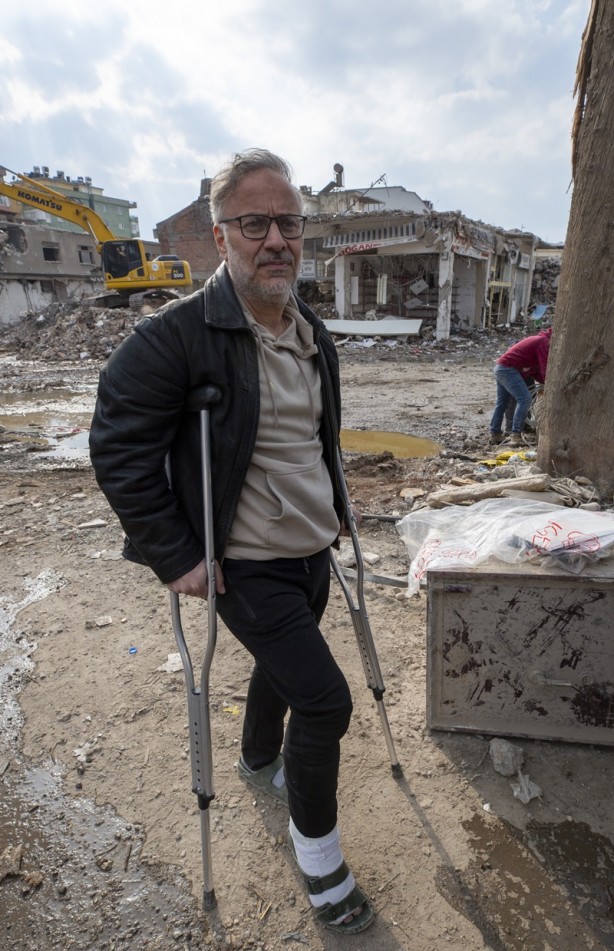 Foto - Enkaz başında koltuk değnekleriyle 3 yaşındaki kızını bekliyor