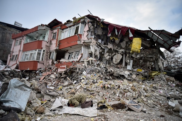 Foto - Enkaz başında namaz kılıp dua ettiler