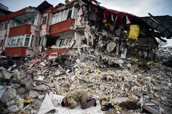 Foto - Enkaz başında namaz kılıp dua ettiler