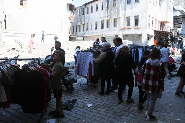 Foto - Enkaz çarşısında buruk bayram telaşı