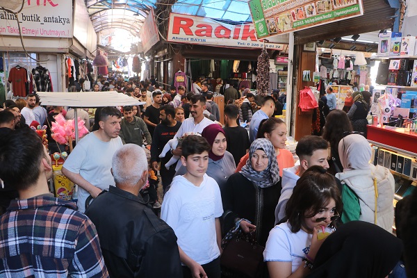 Foto - Enkaz çarşısında buruk bayram telaşı