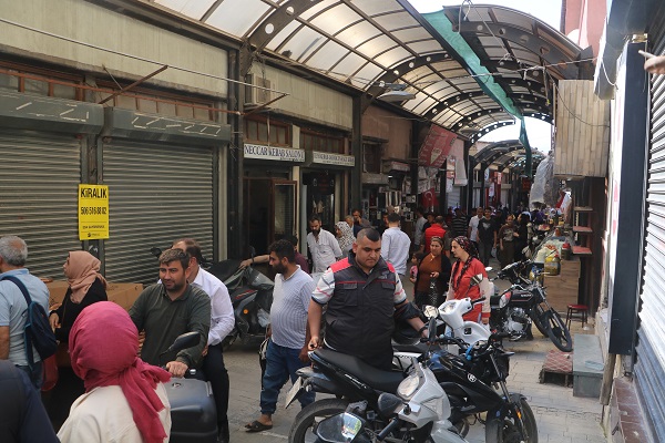 Foto - Enkaz çarşısında buruk bayram telaşı