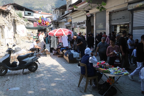 Foto - Enkaz çarşısında buruk bayram telaşı