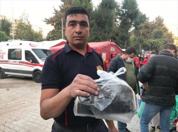 Foto - Enkazda altın bulan itfaiye eri altınları polise teslim etti