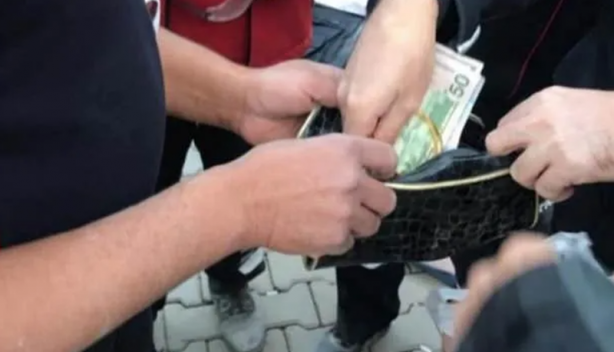 Foto - Enkazda altın bulan itfaiye eri altınları polise teslim etti
