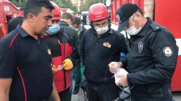 Enkazda altın bulan itfaiye eri altınları polise teslim etti