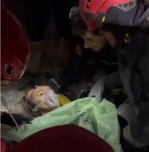 Foto - Enkazda şarkısını dinlemek istemişti! Zeynep Bastık'tan Ayfer açıklaması