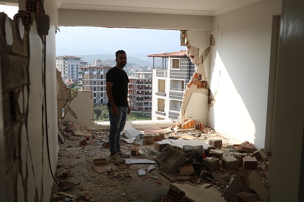 Enkazda yürekleri ısıtan manzara