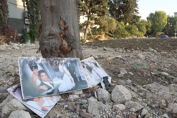 Foto - Enkazdaki fotoğraf herkesi duygulandırdı
