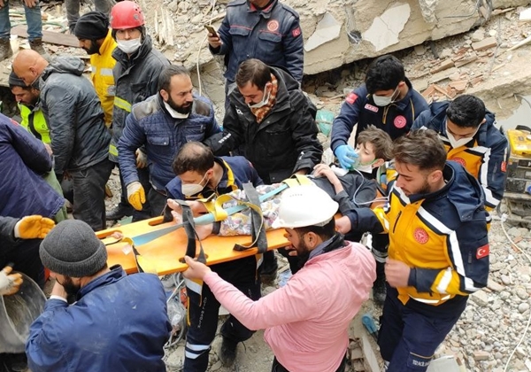 Enkazdan 105 saat sonra kurtarıldılar