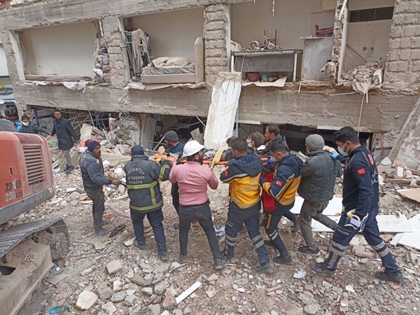 Foto - Enkazdan 105 saat sonra kurtarıldılar