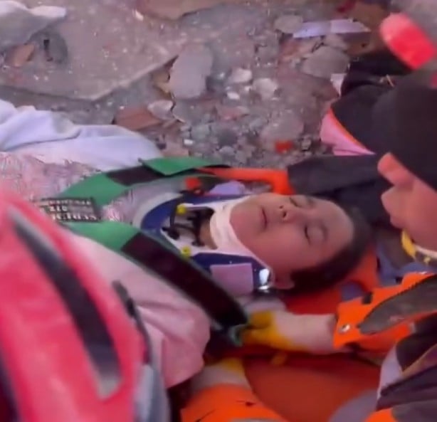 Enkazdan 248. saatte kurtarılan Aleyna ambulans uçakla Ankara'ya götürüldü!