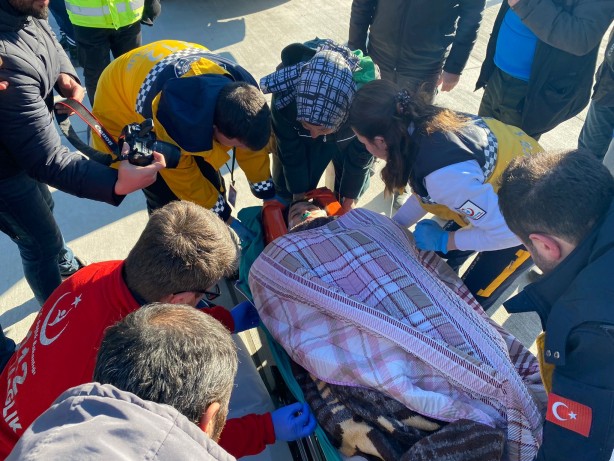 Foto - Enkazdan 248. saatte kurtarılan Aleyna ambulans uçakla Ankara'ya götürüldü!